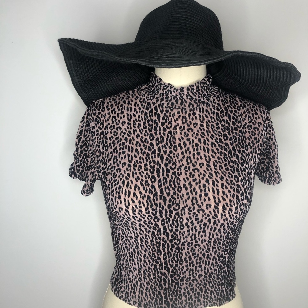 Cheetah print crop top with short turtle neck.